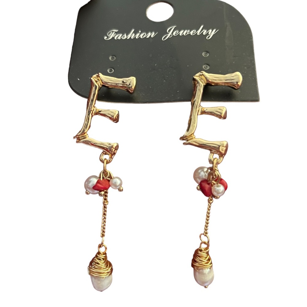 Beautiful custom earrings, Letter E